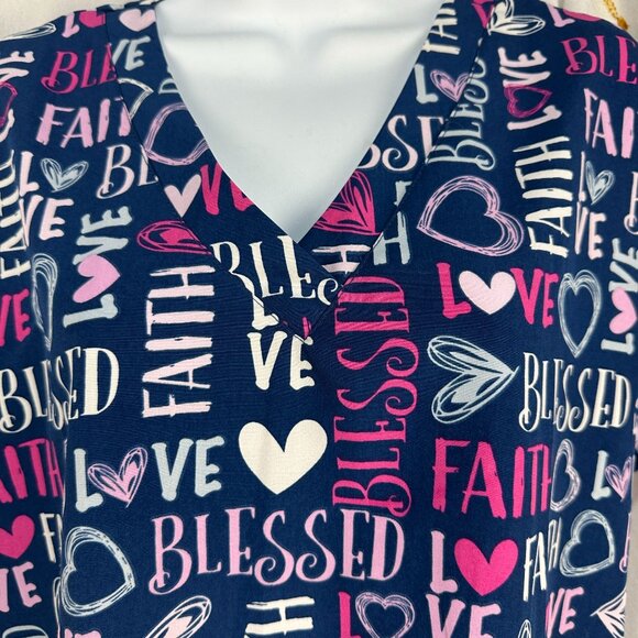 Divine Stretch Scrub Top Multi Love Faith Blessed Print V-Neck Short Sleeve M JD - Picture 2 of 12